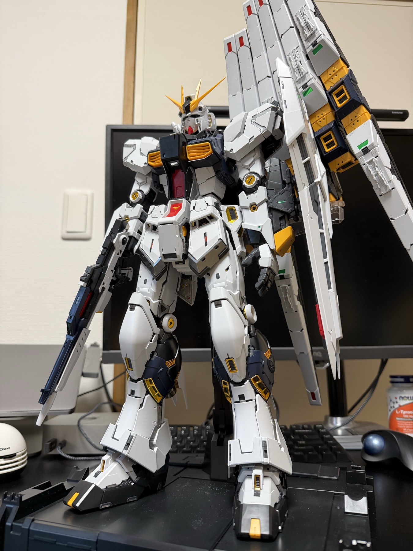 PG UNLEASHED 1/60 νガンダムの全身。フィン・ファンネルを装備し、専用スタンドに固定した状態