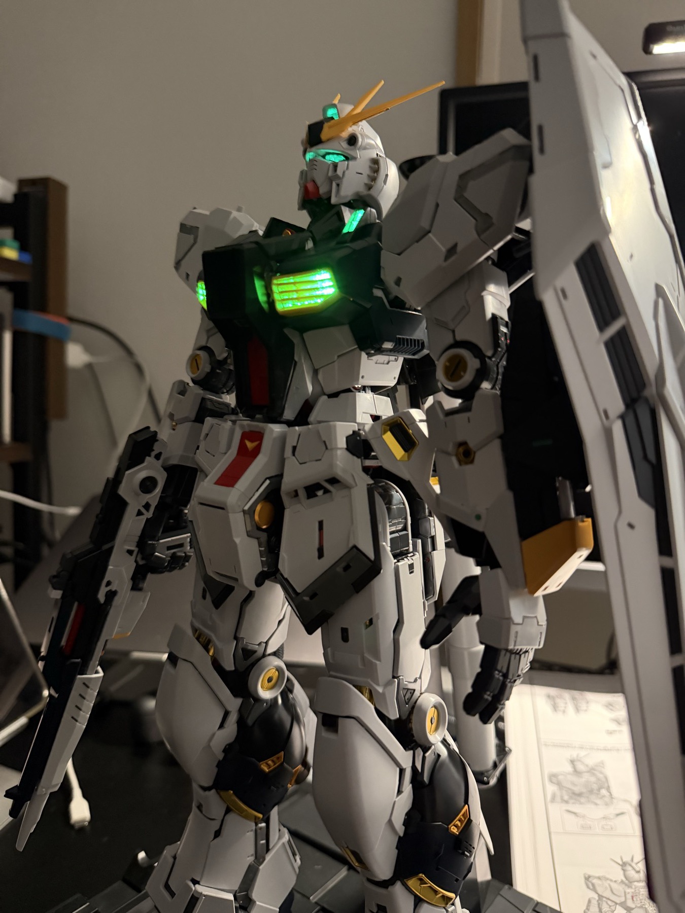 LEDユニットを点灯させた状態。胸部とカメラアイが緑色に発光している