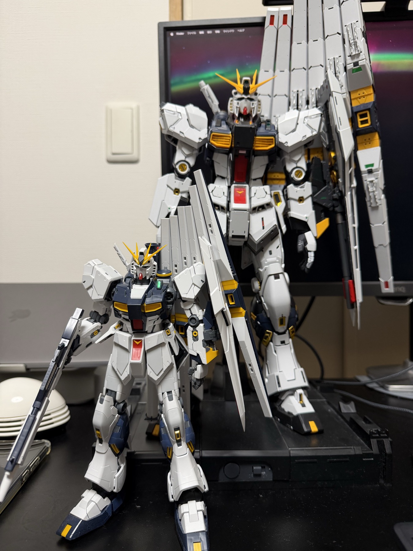 PG 1/60(奥)とMG 1/100(手前)のνガンダムを並べた状態